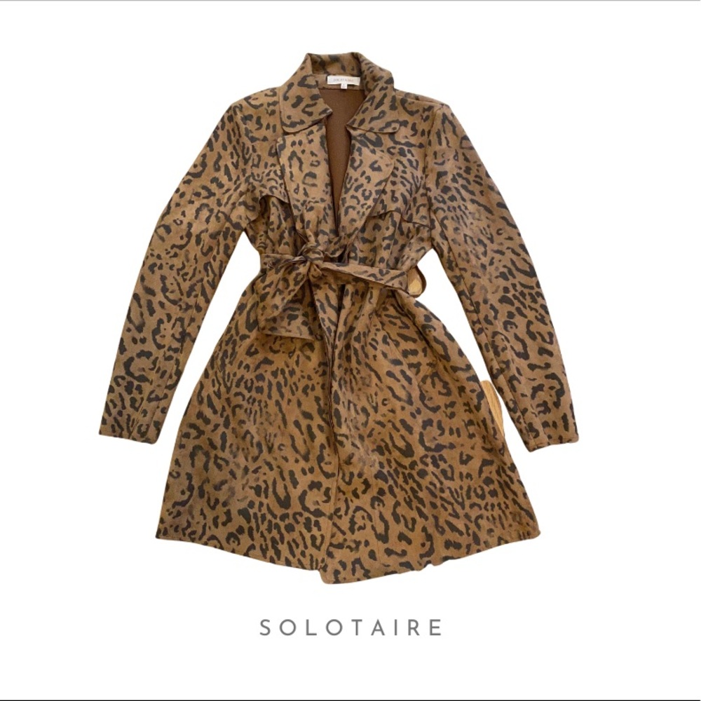 Trench jacket in leopard print